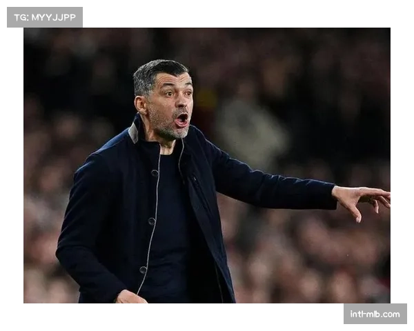 终场哨响，为保级苦战90分钟的阿尔梅里亚队长累倒在草皮上