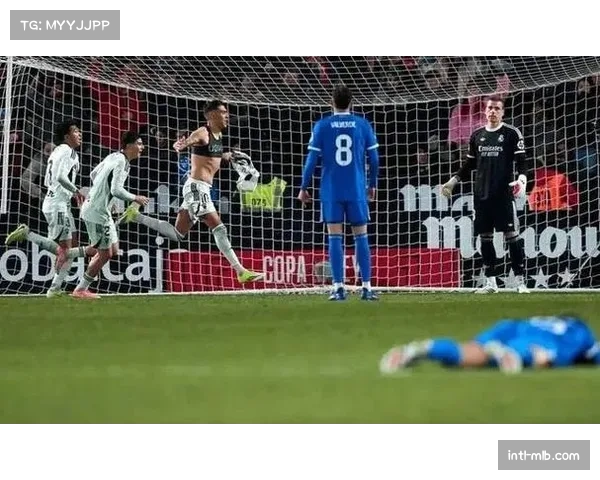 战术复盘：皇马如何通过针对性逼抢切断曼城中场出球线路